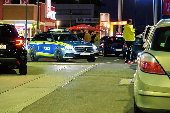 Die Polizei war mit mehreren Einsatzwagen beim Car-Freitag präsent.