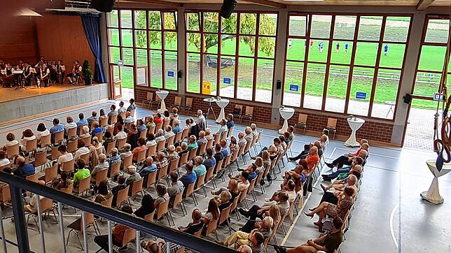 Rund 120 Einwohner kamen in die Kirnberghalle zum Ehrungsabend und der anschließenden Einwohnerversammlung. Bürgermeister Stefan Keil ...