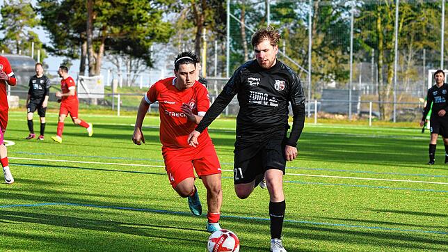 Bad Dürrheims Hüseyin Taskiran (links) versucht Luis Richter von der SG Marbach/Rietheim den Ball abzunehmen. Die SG hat nach den ...