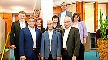 Teilmarktleiter Alfons Scholl (vorn, links) und Vorstandsvorsitzender Martin Heinzmann (vorn, rechts) flankieren Dieter Dold, den ...