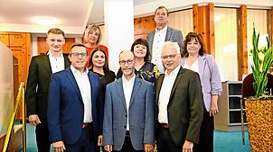 Teilmarktleiter Alfons Scholl (vorn, links) und Vorstandsvorsitzender Martin Heinzmann (vorn, rechts) flankieren Dieter Dold, den ...