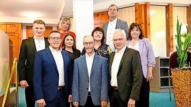 Teilmarktleiter Alfons Scholl (vorn, links) und Vorstandsvorsitzender Martin Heinzmann (vorn, rechts) flankieren Dieter Dold, den ...