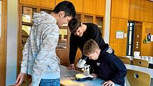 Ältere Schüler zeigen den Jüngeren verschiedene Bereiche. Bild: Dennis Scheu
