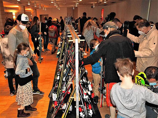 Beim Kauf helfen auch Berater des Skiclubs Radolfzell, den richtigen Ski für die Kinder zu finden.