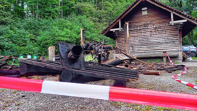 Bei dem Brand am Wochenende wurde die Grillstelle an der Hütte Schweppenen zerstört. Der Bereich an der Gehrenberg-Wanderhütte ist ...