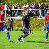 Spannendes Derby: Der Dachsberger Dennis Matt (Mitte) führt den Ball gegen die Höchenschwander Felix Baumgartner (links) und Manuel ...