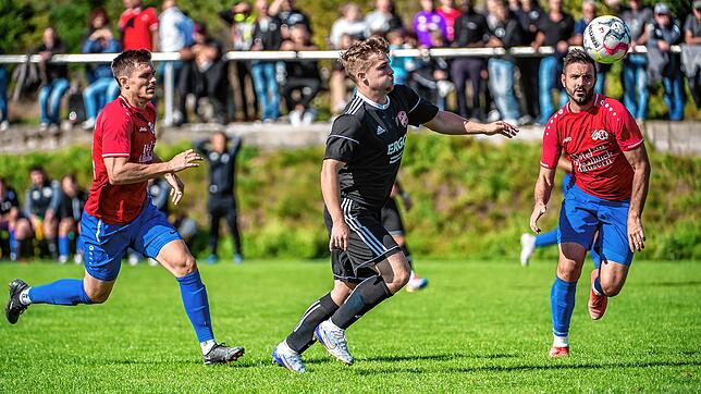 Spannendes Derby: Der Dachsberger Dennis Matt (Mitte) führt den Ball gegen die Höchenschwander Felix Baumgartner (links) und Manuel ...