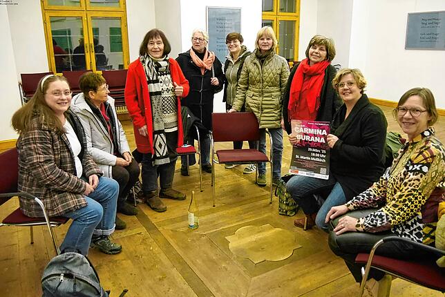 In einer kleineren Frauenrunde erzählen die Sängerinnen von ihren Probenerlebnissen (von links): Katja Moser (Bad Waldsee), Marlies ...