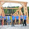 Es ist geschafft: Zimmermeister Harld Jochum und seine Mitarbeiter freuen sich, dass die neue Holzbrücke jetzt an ihrem Platz steht.
