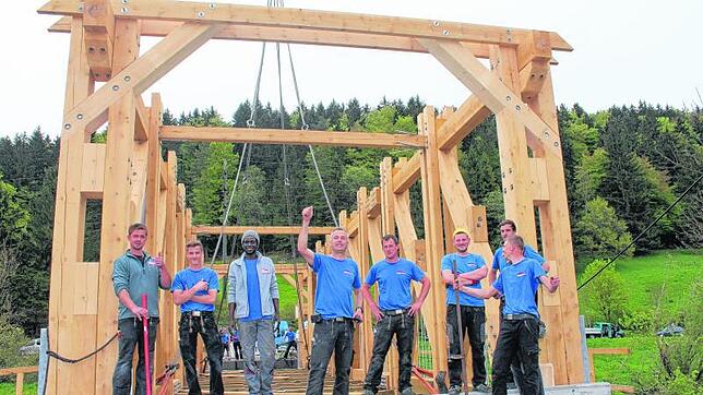 Es ist geschafft: Zimmermeister Harld Jochum und seine Mitarbeiter freuen sich, dass die neue Holzbrücke jetzt an ihrem Platz steht.
