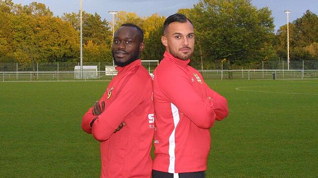 Hier waren sie noch Rivalen, in Zukunft gehen Marcel Simsek (rechts, 37 Treffer) und Babucarr Kugabi (12 Tore) gemeinsam für den TSV ...
