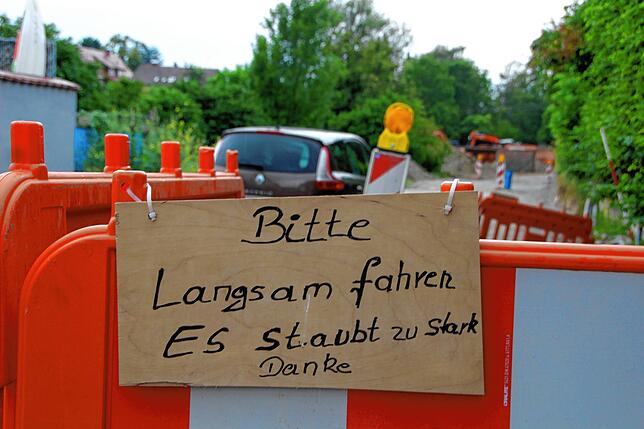 Juli 2019: Eine improvisierte Hinweistafel in der Straße Buchenweg. Die Bitte an Autofahrer, die keine Anlieger sind und trotzdem ...