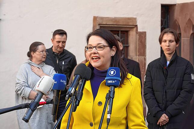 Katja Potzies, Vorsitzende der Evangelischen Stadtmission Freiburg, hat entschieden, die Kinder des Kinderheims aus Kiew nach Freiburg ...