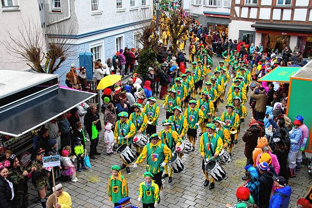 Umzug am Fasnetsmändig in Meßkirch: Der Fanfarenzug aus Sauldorf-Boll.
