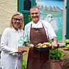 Alexandra und Markus Wekerle vom „Schwanen“ haben einen „Grünen Stern“ für nachhaltige und regionale Gastronomie erhalten.