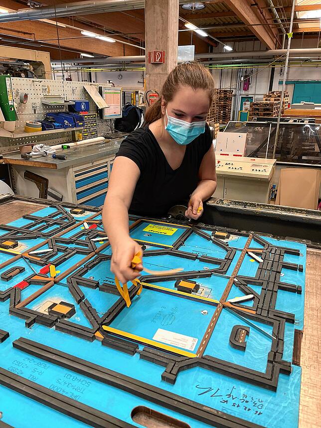 Vanja Meister lernt bei der Firma Straub-Verpackungen den Ausbildungsberuf der Packmitteltechnologin, sie ist aktuell im dritten ...