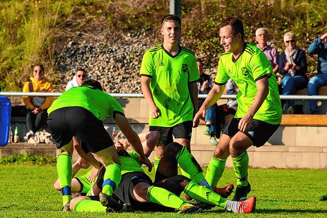 Bild 1: SV Karsau verteidigt die Tabellenspitze durch einen 4:2-Erfolg gegen Verfolger Spvgg. Wehr