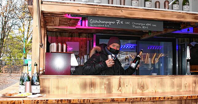 Alles andere als zufrieden mit dem Umsatz auf dem Konstanzer Weihnachtsmarkt war Antony Birkle, der an seinem Stand Glühchampagner verkauft.