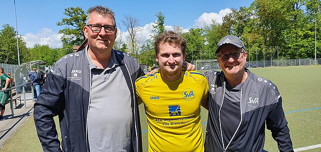 Lukas Walleser vom SV Allensbach, seine Trainer Mark Schuster (links) und Thomas Streibert.