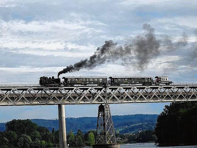 Die Querung der Rheinbrücke bei Hemishofen ist der Höhepunkt jeder Dampfzugfahrt auf de Museumsbahnstrecke. 2011 wurde der Abschnitt ...