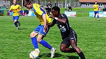 Hier versucht der Stockacher Lamin Badje (rechts) den Spieler von der SpVgg F.A.L., Johannes Reichle, vom Ball zu trennen.