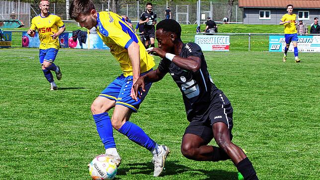 Hier versucht der Stockacher Lamin Badje (rechts) den Spieler von der SpVgg F.A.L., Johannes Reichle, vom Ball zu trennen.