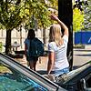 (Symbolbild) Ein Elterntaxi parkt vor der Wallgutschule in Konstanz. Eine Mutter verabschiedet ihre Tochter, die zum Unterricht geht.