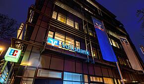 Hier wird bald nicht mehr eigenständig erschienen: Der Hauptsitz der Volksbank Konstanz wird zu einem Standort einer seeübergreifenden ...