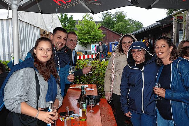 Bild 26: Ein Prosit der Gemütlichkeit! Fotos vom zweiten Abend beim Reichenauer Weinfest 2025