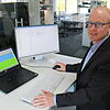 Simon Brugger an seinem Arbeitsplatz bei der Sick AG: Höhenverstellbarer Tisch, transparente Außenwände und eine offene Büroatmosphäre ...