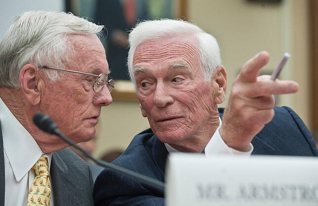 Neil Armstrong (links) zwei Jahre vor seinem Tod im Gespräch mit Eugene Cernan, der 1972 als letzter Mensch den Mond verließ. Cernan ...