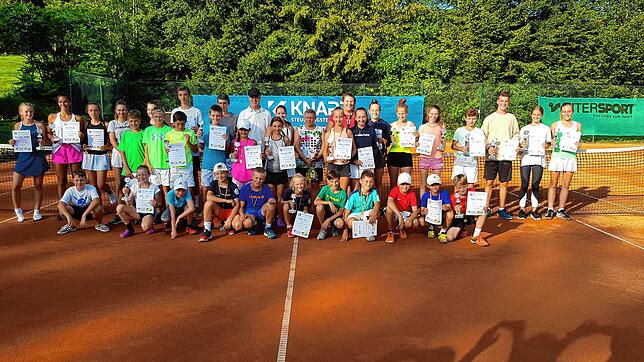 Auf das obligatorische Siegerfoto werden die Teilnehmer der diesjährigen Albert-Weber-Open verzichten müssen. Das Turnier, das der TC ...