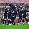 Die Spieler des FC 08 Villingen bejubeln nicht nur das 2:1 von Diakité, sondern auch das 3:1 beim ATSV Mutschelbach.