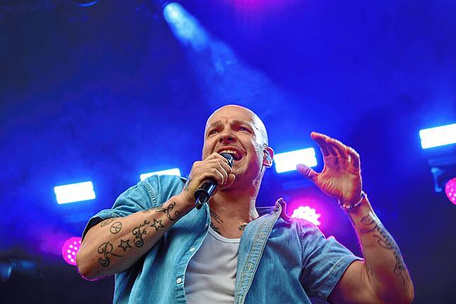 Bild 20: Hier spielt die Musik! Fans tanzen vor den Bühnen beim Campus-Festival 2025