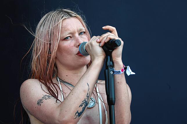 Bild 3: Southside Festival 2025: Der Auftritt von Wet Leg in Bildern