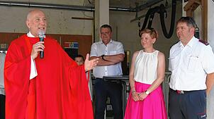 Pfarrer Heinz Vogel (von rechts) segnete in Anwesenheit von Bürgermeister Andreas Schmid, Ortsvorsteherin Mareile Jung, ...