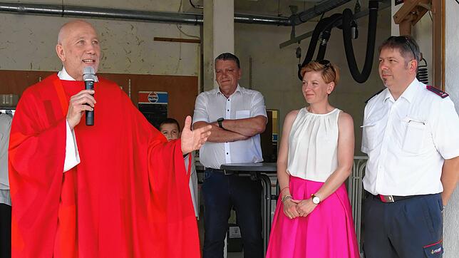 Pfarrer Heinz Vogel (von rechts) segnete in Anwesenheit von Bürgermeister Andreas Schmid, Ortsvorsteherin Mareile Jung, ...