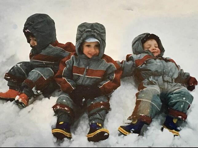 Kurz nach dem dritten Geburtstag im Schnee. Die Ski-Anzüge sind aufeinander abgestimmt – ganz so wie es das Klischee will.