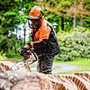 Die Bildhauerin Heike Endemann arbeitet mit Holz. Dabei fast immer im Einsatz: die Kettensäge. In Corona-Zeiten experimentiere sie viel, ...