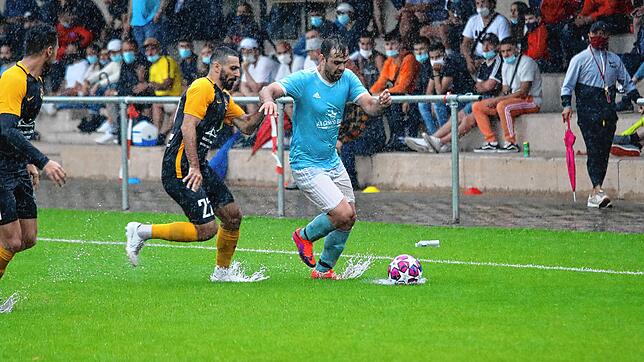 Rasen unter Wasser, Nasen über Masken beim Spiel zwischen dem TSV Singen und dem TSV Konstanz am Sonntag. Auch die Zuschauer auf den ...