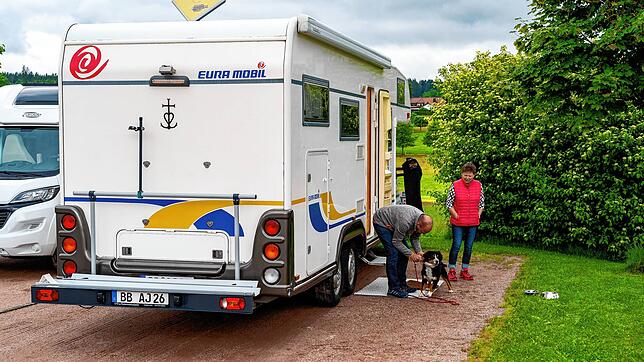 Immer beliebter werden in Zeiten der Corona-Krise Fahrten mit dem Wohnmobil &ndash; hier Touristen in Königsfeld. Auch ...