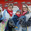 Oma Karin, Lara &ndash; geboren am Rosenmontag 2021 &ndash; und Mutter Lisa Busshart von der Ratten-Gruppe des Rattlinger Narrenvereins ...