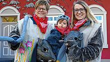 Oma Karin, Lara &ndash; geboren am Rosenmontag 2021 &ndash; und Mutter Lisa Busshart von der Ratten-Gruppe des Rattlinger Narrenvereins ...