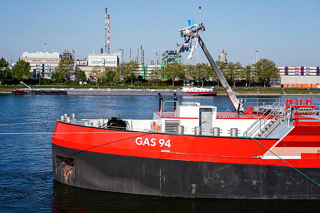 Ein Tanker ankert im Rhein vor der BASF. Ein Gasstopp träfe BASF hart.