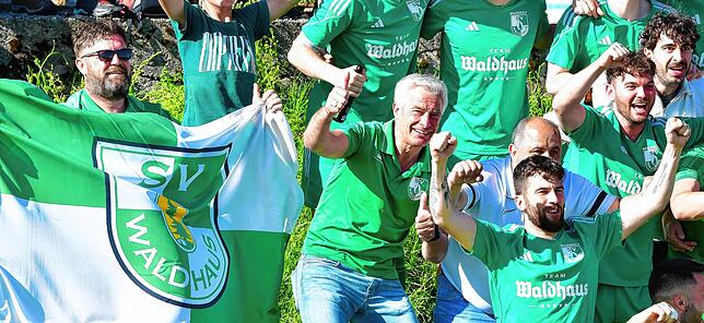 Lohn für jahrelange Arbeit: Vorsitzender Markus Birkenberger (Mitte) feiert mit der Mannschaft.