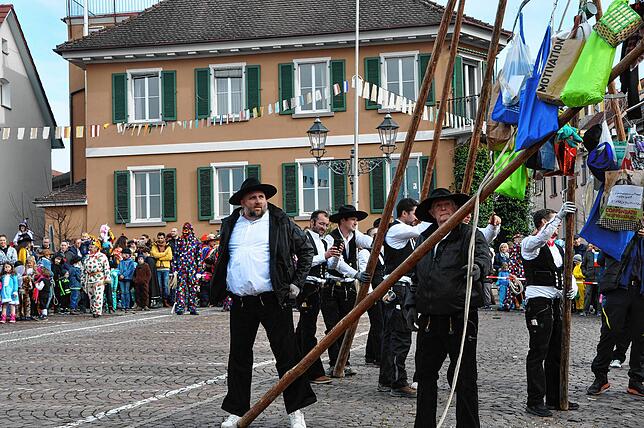 Bild 9: Beste Einblicke zum Narrenbaumsetzen in Markdorf – so feiert die Stadt!