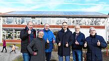 Einige der bisherigen Mitglieder der Solares Bürgerdach Bermatingen Gesellschaft bürgerlichen Rechts mit Bürgermeister Martin Rupp vor ...