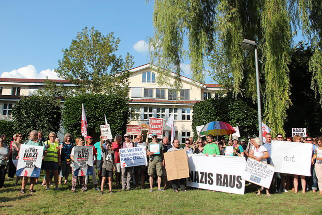 Vor dem RIZ machen sie sich für ein buntes und tolerantes Radolfzell stark: Rund 100 Menschen haben an der Mahnwache teilgenommen.