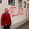 Mathias Gasser, Hausmeister an der Realschule, zeigt die unschöne neue Errungenschaft der Schule.