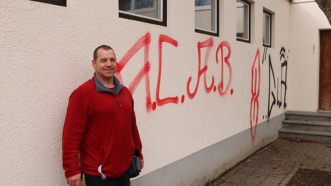 Mathias Gasser, Hausmeister an der Realschule, zeigt die unschöne neue Errungenschaft der Schule.